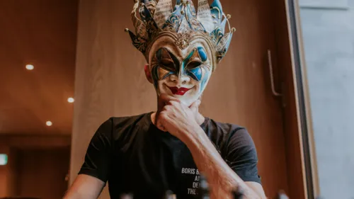 Boris Brejcha rend hommage aux clubs sur son nouvel album "Never...